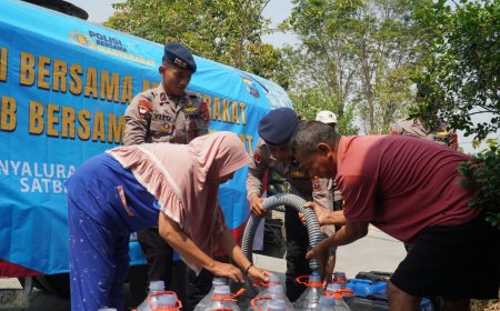 Brimob Polda Jatim Salurkan 40 Ribu Liter Air Bersih untuk Warga Gresik dan Sidoarjo